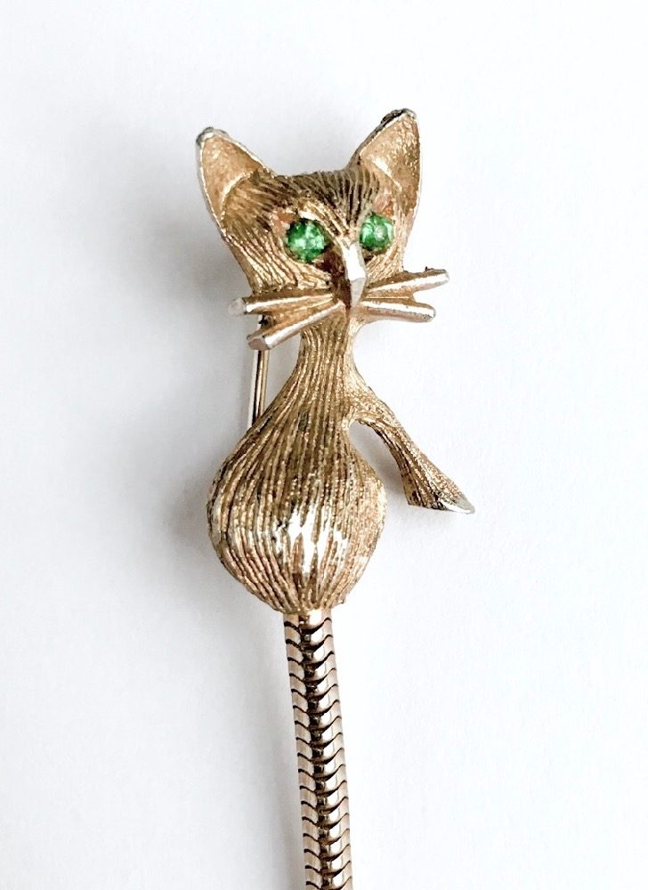 so cute cat pin with green rhinestone eyes