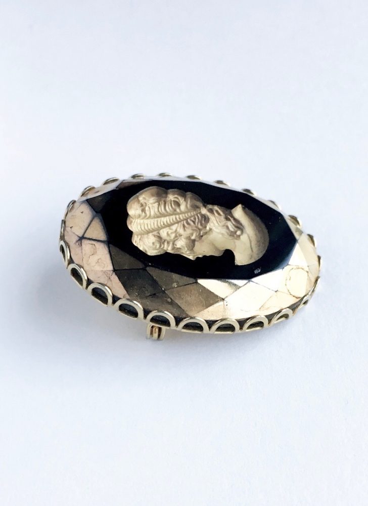 1960s gold and black faceted intaglio cameo brooch